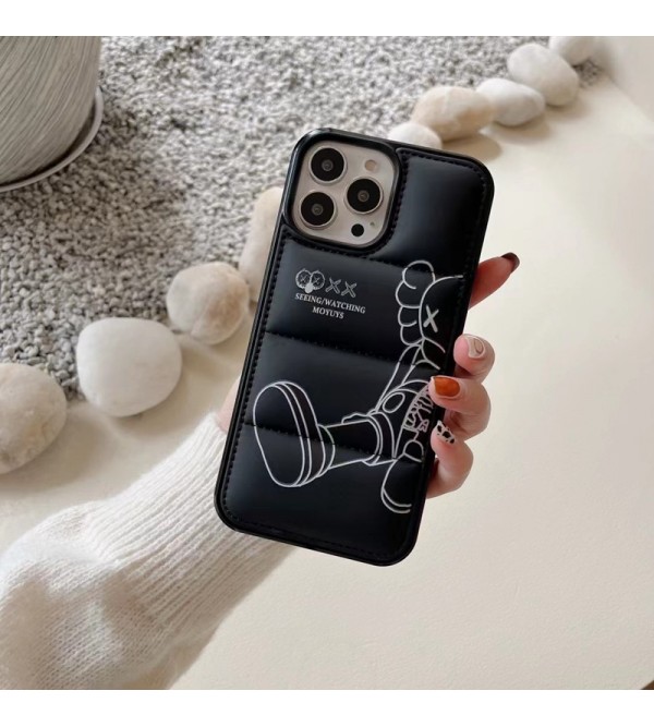 Kaws ブランド カウズ iphone 14/14 pro/14 pro max/14 plusケース 個性風 レザー ダウンジャケット風 保護 アイフォン14プロマックス/14プラス/14/13/12/11/X/XS/XR/8+/7+カバー KAWS 黒色 ファッション メンス レデイース