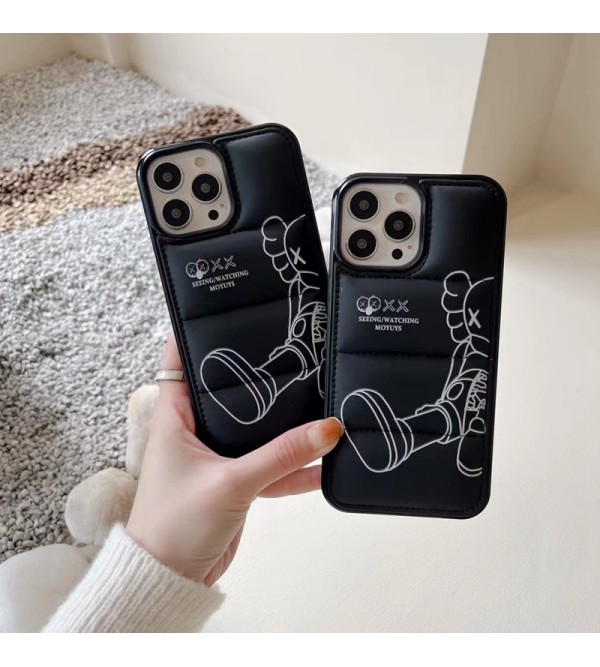 Kaws ブランド カウズ iphone 14/14 pro/14 pro max/14 plusケース 個性風 レザー ダウンジャケット風 保護 アイフォン14プロマックス/14プラス/14/13/12/11/X/XS/XR/8+/7+カバー KAWS 黒色 ファッション メンス レデイース