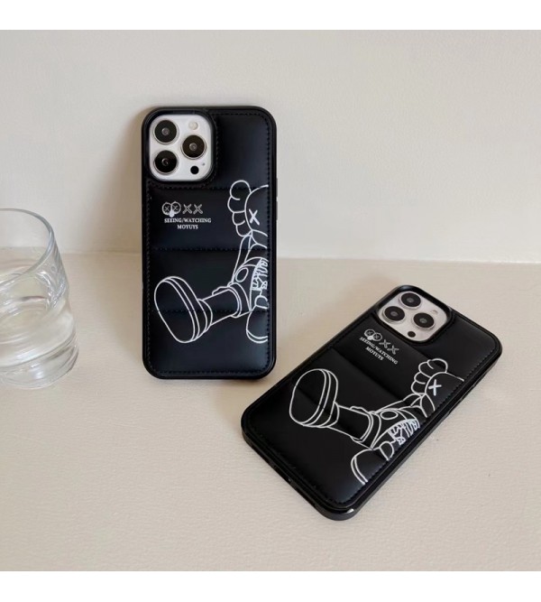 Kaws ブランド カウズ iphone 14/14 pro/14 pro max/14 plusケース 個性風 レザー ダウンジャケット風 保護 アイフォン14プロマックス/14プラス/14/13/12/11/X/XS/XR/8+/7+カバー KAWS 黒色 ファッション メンス レデイース