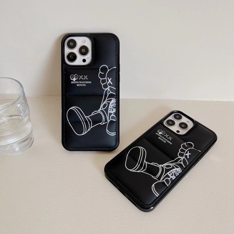 Kaws ブランド カウズ iphone 14/14 pro/14 pro max/14 plusケース 個性風 レザー ダウンジャケット風 保護 アイフォン14プロマックス/14プラス/14/13/12/11/X/XS/XR/8+/7+カバー KAWS 黒色 ファッション メンス レデイース