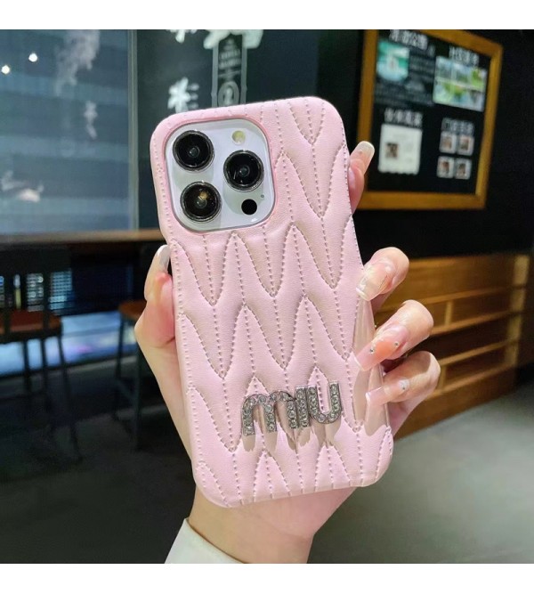 MIU MIU ブランド ミュウミュウ iPhone 14/14 Pro/14 Pro Maxケース オシャレ モノグラム柄 レザー風 ジャケット型 カラー色 コピー アイフォン14/14プロ/14プロ マックス/13/12カバー コピー 大人気 メンズ レディーズ