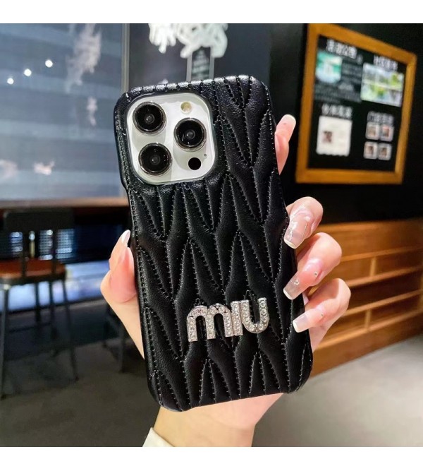 MIU MIU ブランド ミュウミュウ iPhone 14/14 Pro/14 Pro Maxケース オシャレ モノグラム柄 レザー風 ジャケット型 カラー色 コピー アイフォン14/14プロ/14プロ マックス/13/12カバー コピー 大人気 メンズ レディーズ