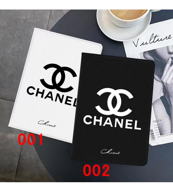 Chanel ブランド シャネル iPad 10/Pro 2022/Air 5/Mini 6/9ケース モノグラム 手帳型 スタンド付き 黒白色 アイポッド10/プロ2022/エアー5/ミニ 6/9/8/7/6/4/3/2カバー 第10/9/8/7世代 ファッション 芸能人愛用 メンズ レディーズ 