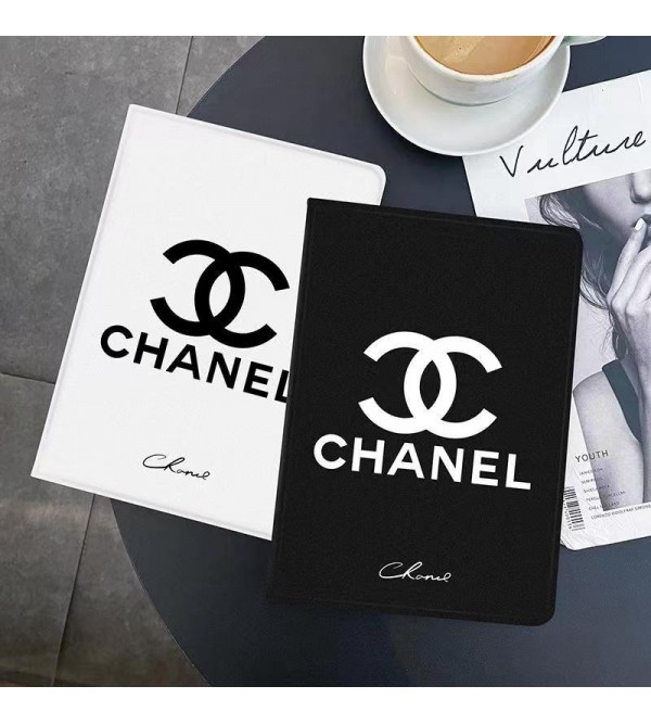 Chanel ブランド シャネル iPad 10/Pro 2022/Air 5/Mini 6/9ケース モノグラム 手帳型 スタンド付き 黒白色 アイポッド10/プロ2022/エアー5/ミニ 6/9/8/7/6/4/3/2カバー 第10/9/8/7世代 ファッション 芸能人愛用 メンズ レディーズ 