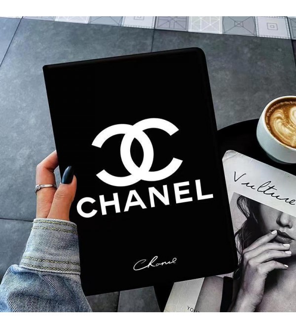 Chanel ブランド シャネル iPad 10/Pro 2022/Air 5/Mini 6/9ケース モノグラム 手帳型 スタンド付き 黒白色 アイポッド10/プロ2022/エアー5/ミニ 6/9/8/7/6/4/3/2カバー 第10/9/8/7世代 ファッション 芸能人愛用 メンズ レディーズ 