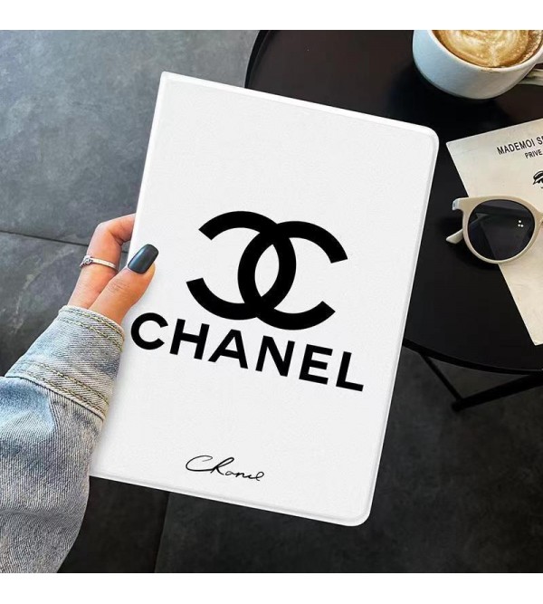 Chanel ブランド シャネル iPad 10/Pro 2022/Air 5/Mini 6/9ケース モノグラム 手帳型 スタンド付き 黒白色 アイポッド10/プロ2022/エアー5/ミニ 6/9/8/7/6/4/3/2カバー 第10/9/8/7世代 ファッション 芸能人愛用 メンズ レディーズ 