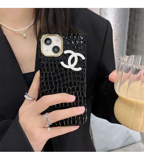 CHANEL/シャネル ハイブランド iPhone 14/14 Pro/14 Pro Maxケース ジャケット型 ワニ モノグラム レザー アイフォン14/14プロ/14プロ マックス/13/12/11カバー コピー パロディ風 メンズ レディース