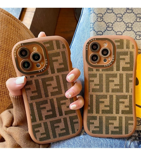 フェンディ ハイブランド iphone se3/13 pro/13 pro maxケース FENDI かわいい ジャケット型 FENDI モノグラム シリコン製 アイフォンSE3/13/12/11/X/XS/XR/8/7カバー ファッション メンズ レディーズ