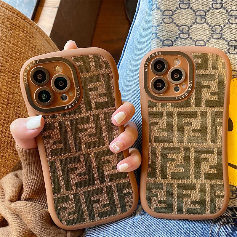 フェンディ ハイブランド iphone se3/13 pro/13 pro maxケース FENDI かわいい ジャケット型 FENDI モノグラム シリコン製 アイフォンSE3/13/12/11/X/XS/XR/8/7カバー ファッション メンズ レディーズ