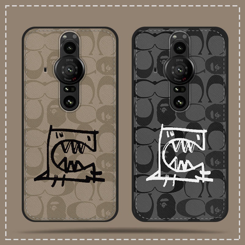 COACH コーチ ブランド iphone 14/14 pro/14 pro max/se3/13/12/11ケース かわいい 怪獣柄 ジャケット型 全機種対応 Galaxy S22/s22+/s22 ultra/note21/Z Flip 4/Fold 4/A53/A73/A33/a23 5gケース モノグラム Xperia 5IV/1IV/10 IV/pro-i/aceiii/1iii/5iii/10iii/XZカバー ファッション huawei p50 メンズ レディーズ