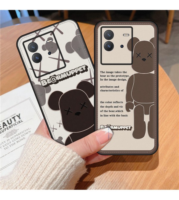 KAWS ブランド iphone14/14/14 pro/14 pro max/se 第3世代ケース ins風 Be@rbrick 熊柄 ベアブリック カウズ  全機種対応 Galaxy a53/S22/s22+/s22 ultra/note21ケース モノグラム ジャケット型 Xperia 5 iv/1 iv/10 iv/aceiiI/pro-i/5iii/10iii/カバー メンズ レディーズ 