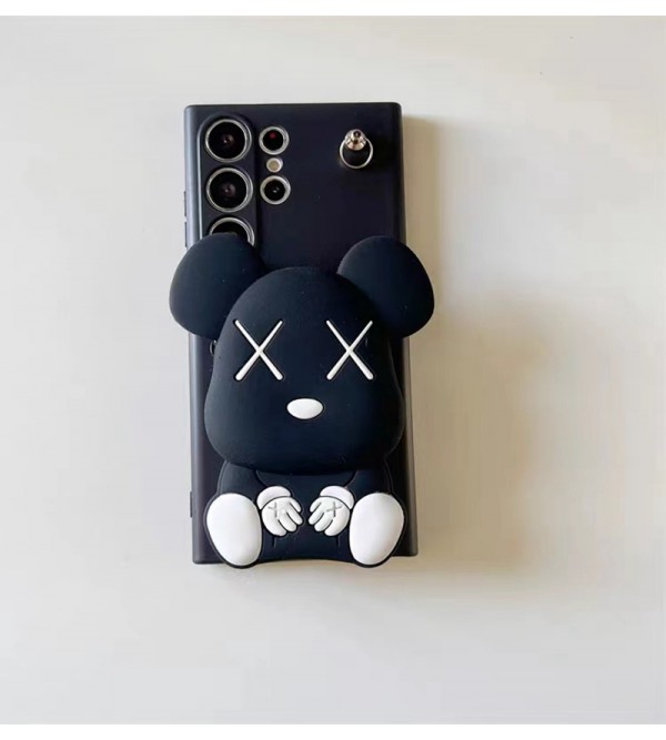 KAWS ブランド カウズ Galaxy S23/S23 Plus/S23 Ultraケース かわいい 熊柄 モノグラム ポケット収納 カード入れ ストラップ付き シリコン ジャケット型 スタンド機能 黒色 ギャラクシーs23/s23プラス/s23ウルトラ/s22/s21/s20/note20カバー 芸能人愛用 コピー メンズ レディース