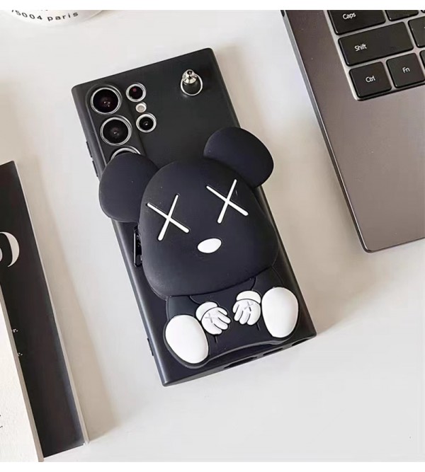 KAWS ブランド カウズ Galaxy S23/S23 Plus/S23 Ultraケース かわいい 熊柄 モノグラム ポケット収納 カード入れ ストラップ付き シリコン ジャケット型 スタンド機能 黒色 ギャラクシーs23/s23プラス/s23ウルトラ/s22/s21/s20/note20カバー 芸能人愛用 コピー メンズ レディース