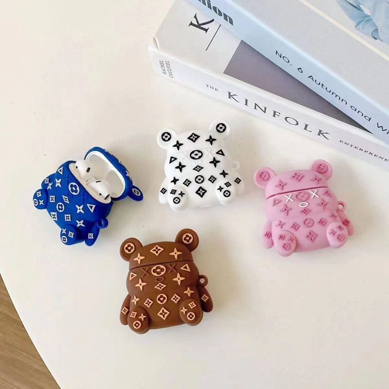 LV ルイヴィトン KAWS カウズ ハイブランド AirPods Pro 2/3ケース かわいい 熊柄 モノグラム シリコンカバー キャラクター風 第1/2/3世代 エアーポッズ3/プロ2/プロ/2/1カバー 収納便利 保護 メンズ レディース