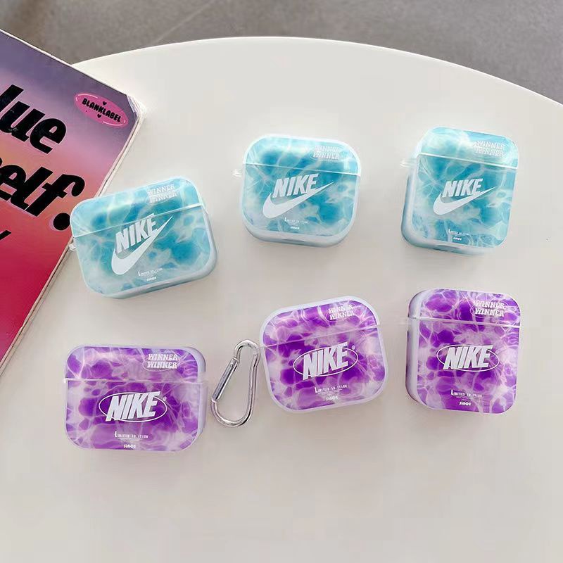 NIKE ブランド AirPods Pro2/3ケース ナイキ クリア スウッシュ柄 カラビナ付き モノグラム エアーポッズ 3/プロ2/2/1カバー  保護 落下防止 大人気 メンズ レディース