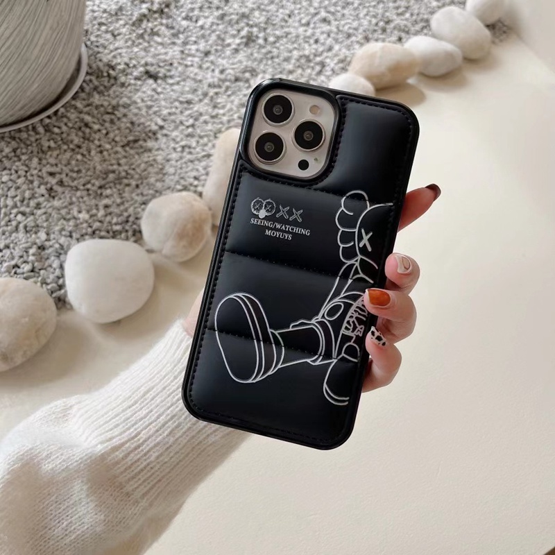 Kaws ブランド カウズ Iphone 14/14 Pro/15 Pro Max/14 Plusケース 個性風 レザー ダウンジャケット風 保護 アイフォン15プロマックス/14プラス/14カバー 黒色 レデイース