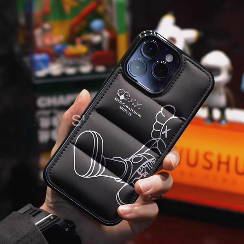 Kaws ブランド カウズ Iphone 15 Pro Max/15 Plusケース 個性風 レザー ダウンジャケット風 保護 アイフォン15プロマックス/15プラス カバー 黒色 レデイース