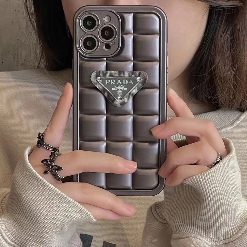 Prada ブランド プラダ iphone 14/14 pro/14 pro maxケース オシャレ ダウン ジャケット風 モノグラム レザー ソフト